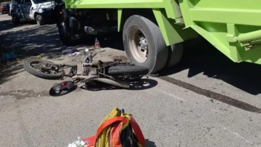 Iba con sus dos hijos en moto y chocó contra un camión de residuos: un menor sufrió la amputación de la pierna