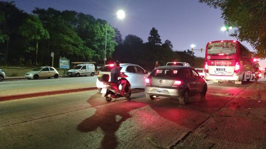 Golpearon y le robaron a una joven frente a un móvil policial en calle Illia