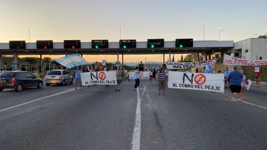 Vecinos protestaron por la eliminación del peaje a La Calera