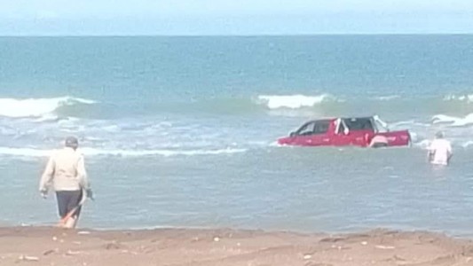Lo traicionó la marea: un pescador casi pierde la camioneta en el mar