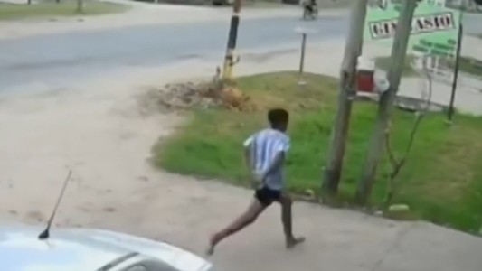 Video: esposado, se escapó corriendo de una comisaría