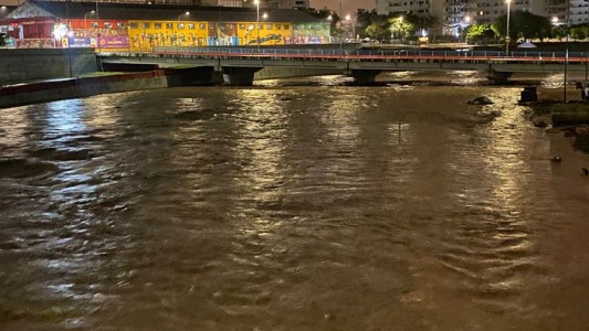 Cortan ambas manos de la costanera por las intensas lluvias