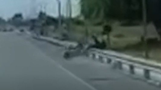 Video: policía en moto se quedó dormido, chocó y está grave