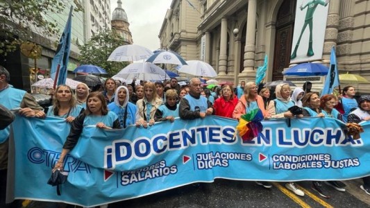 Docentes y personal de salud marcharon bajo la lluvia