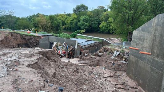 El agua destruyó un tramo de la costanera donde se hacían obras