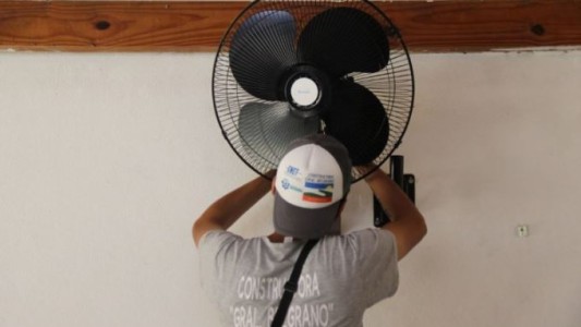 Uno de los ventiladores de "alta tecnología" instalado en una escuela de Ensenada se cayó y golpeó a una alumna