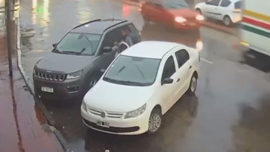 Estaba durmiendo en su auto cuando un ladrón le reventó el vidrio para robarle