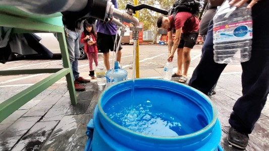 Sin agua: los vecinos recurren con envases a los puntos de abastecimiento