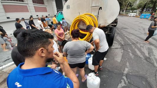 Vecinos buscan agua en los CPC