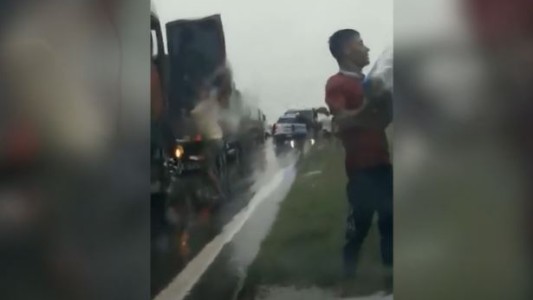 Choque y vuelco en Chaco: un centenar de personas saqueó la carga de cervezas