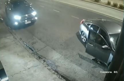Video: Es doble de riesgo y logró escapar de un robo manejando su camioneta hacia atrás