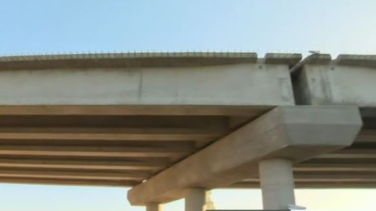 Video: Le tiraron piedras desde un puente y se salvó de milagro
