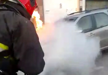 Se incendió su vehículo mientras manejaba, logró escapar y está ilesa