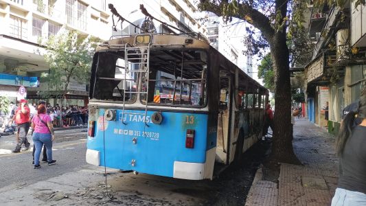 Se incendio un trolebús en pleno centro