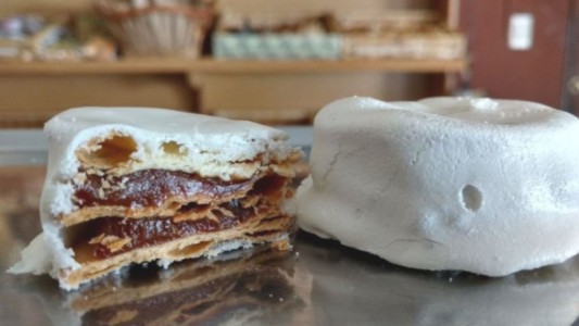 La ANMAT prohibió la venta de un alfajor por falsificar el sello de "apto para celíacos"