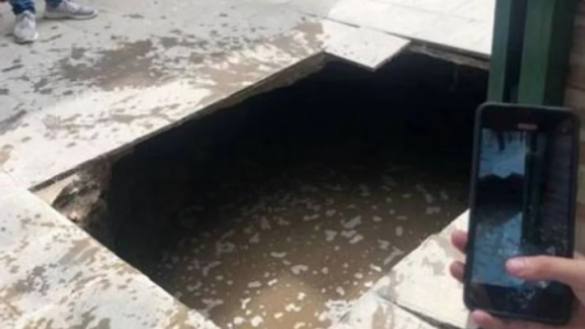 Cedió el piso y cinco alumnos cayeron a la cámara séptica de un colegio