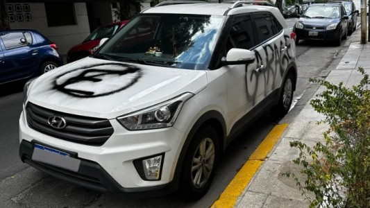 "El barrio está con la mecha corta": el enojo de vecinos con una persona que estacionó tapando su garaje