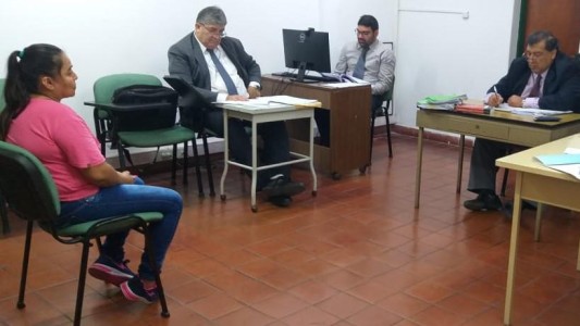 Prisión perpetua para una mujer que prendió fuego a su pareja mientras dormía