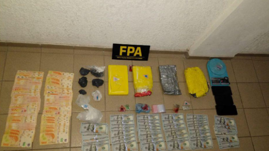 Detienen a extranjera con pedido de captura y secuestran más 12.000 dosis de drogas