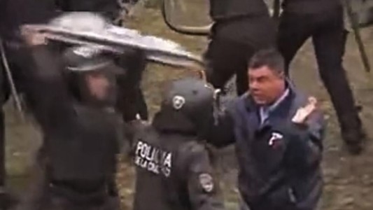 Evalúan sanciones para el policía porteño que atacó con escudo a manifestante
