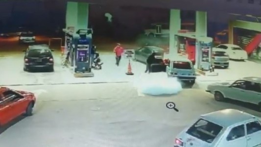 Video: Un playero salvó a una nena que quedó dentro de un auto en llamas