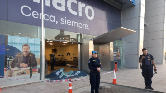 Perdió el control de su camioneta y se estrelló contra un banco