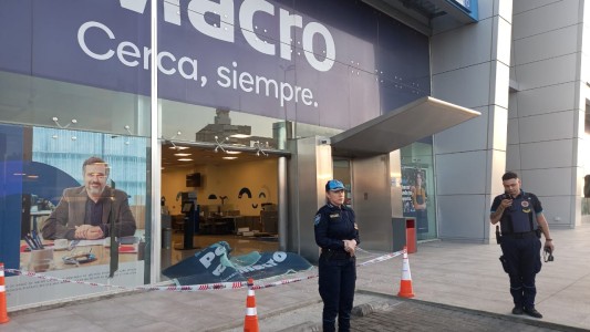 Automovilista perdió el control y se metió al banco