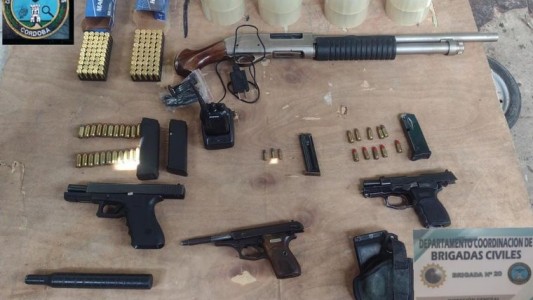 Detuvieron a un joven que tenía tres pistolas y una escopeta en La Calera