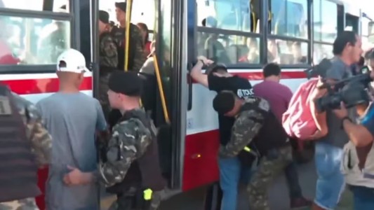 Operativo en La Matanza: fuerzas especiales realizan controles y cacheos a los pasajeros