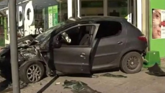 Robo, persecución y choque: se tirotearon con la policía y terminaron incrustados en una farmacia