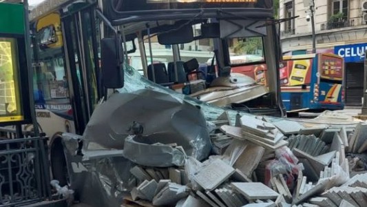 "Me voy a bajar porque acá nos vamos a matar", dijo una víctima del colectivero que chocó drogado