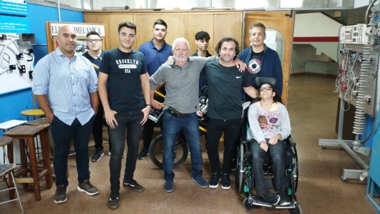 Bahía Blanca: Alumnos construyen una silla de ruedas “todo terreno” diseñada por el padre de una chica con discapacidad
