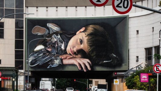 Un mural hiperrrealista protagonizado por una niña curiosa: Martín Ron llega con su arte a Palermo