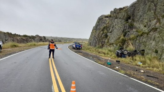 Choque y vuelco con un muerto en el camino de las Altas Cumbres: una mujer quedó herida
