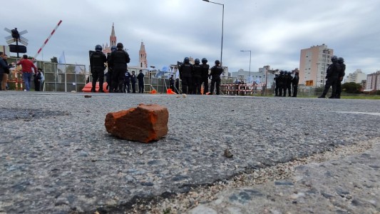 Incidentes en el panal entre policías y manifestantes del SEP