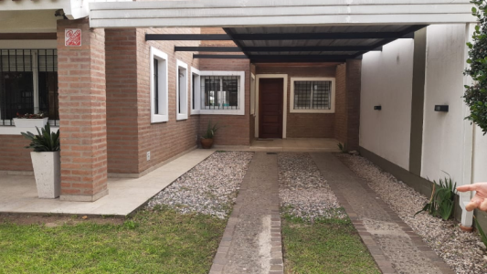 Robaron una camioneta del garage de una casa de Argüello