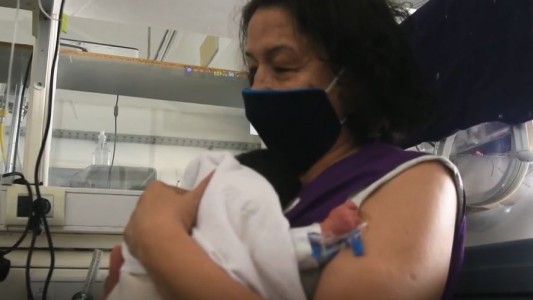 Las “abrazadoras" de bebés: cómo trabajan las voluntarias que cuidan a bebés prematuros y recién nacidos en Córdoba