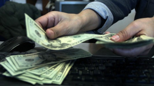 El dólar blue sigue su escalada y llega a $440