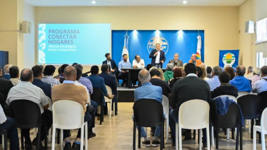 Llaryora encabezó una jornada de trabajo con cooperativas y mutuales de la provincia