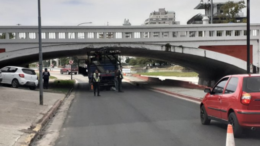 Nuevo incidente en la Av. Costanera de Córdoba: un camión queda atascado en un puente por mal cálculo de altura