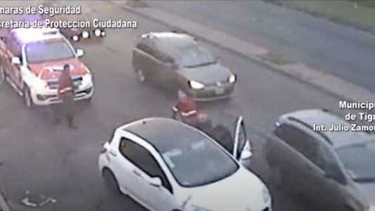 Video: lo encontraron durmiendo en su auto en medio de la 197, dio positivo de alcoholemia y trató de escapar
