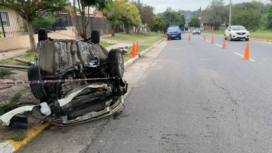 Conductor de vehículo Volkswagen en estado grave tras chocar contra un árbol en Villa Belgrano
