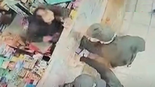 Entró a robar simulando tener un arma y la víctima lo apuñaló: cayó muerto a pocos metros