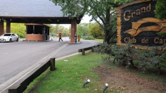 Robo millonario en un country en La Plata: se llevaron joyas, dinero y armas de fuego