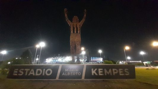 El estadio Kempes inauguró una estatua del jugador con su nombre