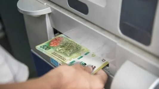 Jubilado le pidió ayuda a un policía en el banco: el agente le sacó la tarjeta de débito y le robó dinero