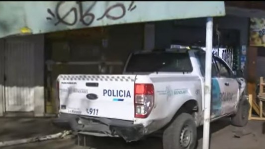 Video: un patrullero que perseguía una moto chocó contra cinco autos y se estrelló contra un comercio