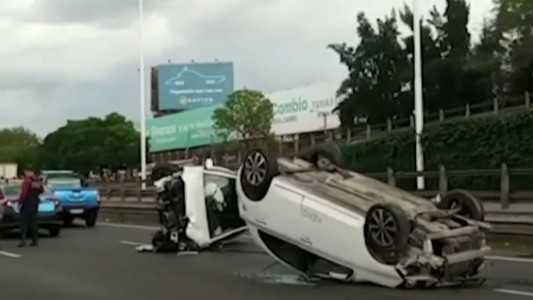 Alcoholizado, chocó y volcó en la avenida General Paz