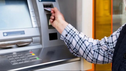 Jubilados y pensionados cobran la ultima cuota del bono de $15.000