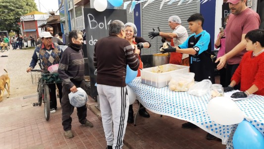 Solidario con sus clientes y vecinos, un carnicero regaló 600 porciones de locro